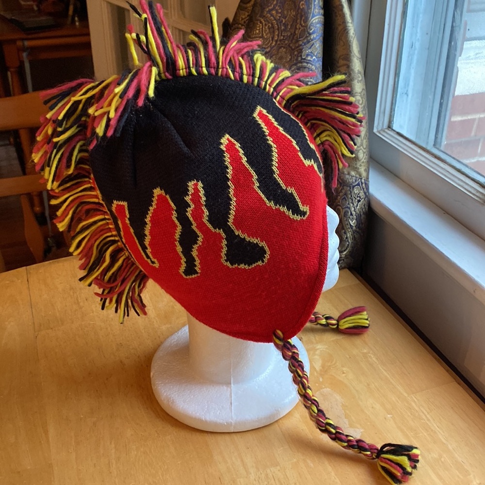 Black red color DAS co Mohawk style hat in good condition